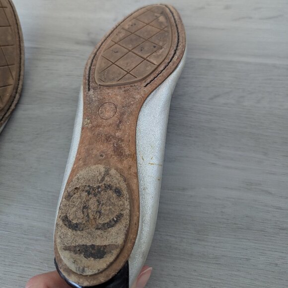 Chanel Bi-Material Ballet Flats in Silver and Black Size 38.5 - Picture 7 of 8